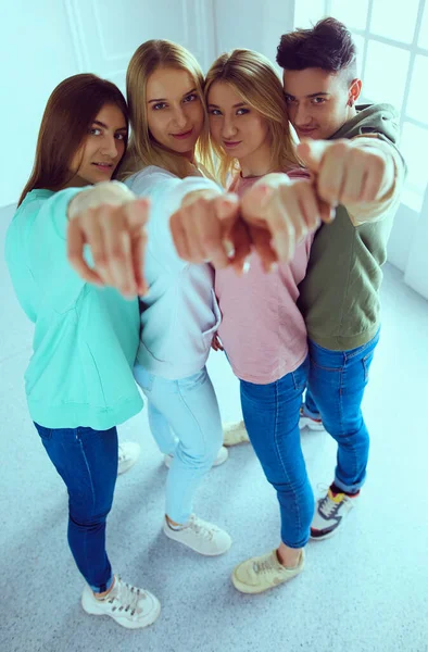 Jovens apontando para você de pé juntos — Fotografia de Stock