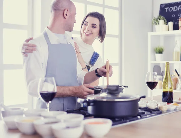 Coppia di cucina insieme in cucina a casa — Foto Stock