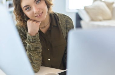 Evde tablet bilgisayar kullanan genç bir kadın ya da öğrenci