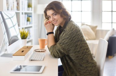 Evde tablet bilgisayar kullanan genç bir kadın ya da öğrenci