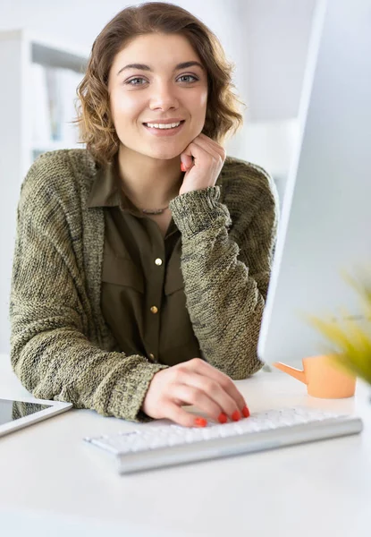 Молодая женщина смотрит в ноутбук дисплей смотреть учебный курс — стоковое фото