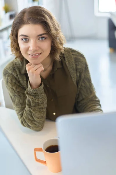 Femeie tânără sau student care utilizează computerul tabletei acasă — Fotografie, imagine de stoc