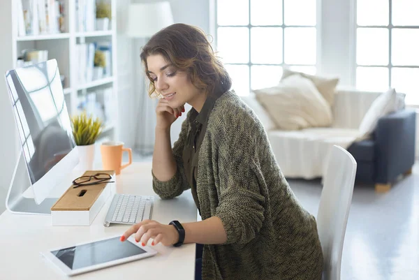 Mujer joven o estudiante usando tableta en casa — Foto de Stock