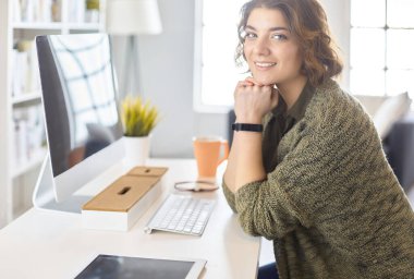 Evde tablet bilgisayar kullanan genç bir kadın ya da öğrenci