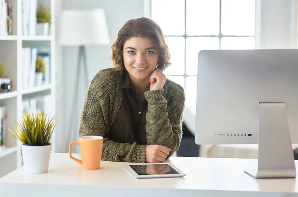 Studenten studeren met laptop en zitten thuis op het bureau — Stockfoto