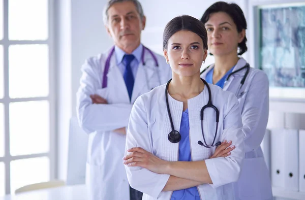 Skupina lékařů a sester stojících v nemocnici Úrazové a pohotovostní oddělení — Stock fotografie