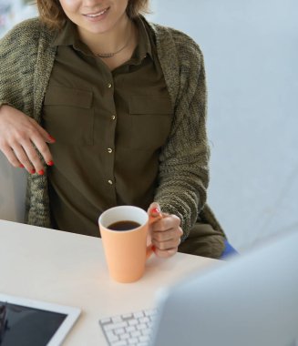 Çevrimiçi eğitim hizmetini kullanan güzel, gülümseyen kız öğrenci