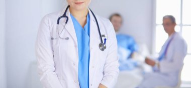 Hastane lobisinde tablet bilgisayar kullanan kadın doktor.