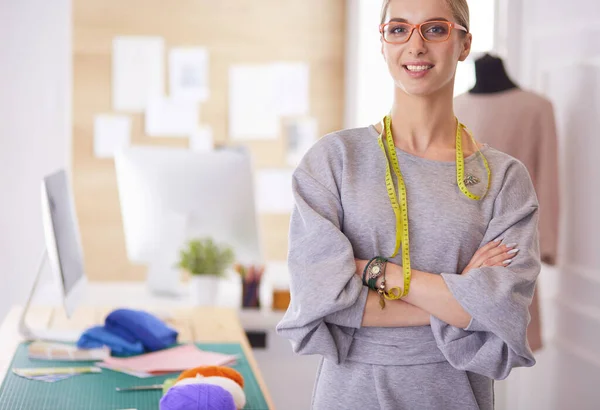 Mooie mode vrouw ontwerper staan in studio — Stockfoto