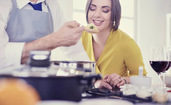 Para gotowania razem w kuchni w domu — Zdjęcie stockowe