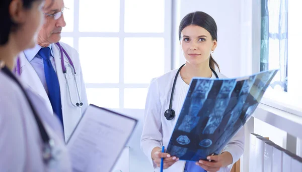 Groupe de médecins vérifiant les rayons X dans un hôpital — Photo