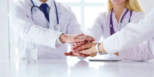 Equipe de médicos unindo as mãos, close-up — Fotografia de Stock