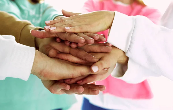 Gente uniendo las manos, mujeres jóvenes de pie juntas —  Fotos de Stock