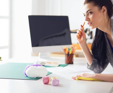 Moda tasarımcısı stüdyoda çalışıyor. Tasarımı kapat