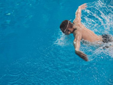 Yüzme havuzunda erkek yüzücü. Su altı fotoğrafı. Erkek yüzücü.