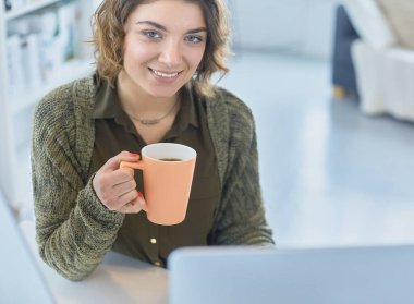 Evde tablet bilgisayar kullanan genç bir kadın ya da öğrenci