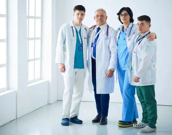 Erfolgreiches Ärzteteam. Selbstbewusstes Ärzteteam steht zusammen und lächelt — Stockfoto