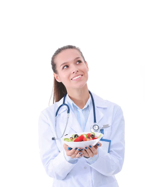 Portrait d'une belle femme médecin tenant une assiette avec des légumes frais. Femmes médecins. — Photo