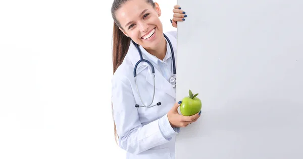 Улыбающийся доктор с яблоком и чистым баннером. Женщины-врачи. — стоковое фото