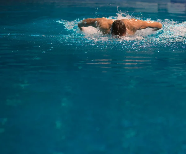 Male swimmer at the swimming pool. Underwater photo. Male swimmer. — Stock Photo, Image