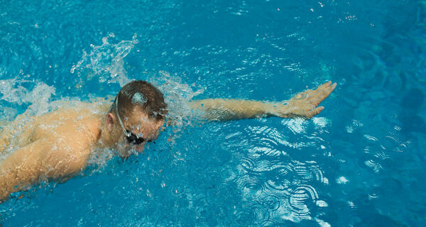 Мужчина плавает в бассейне. Подводное фото. Пловец-мужчина
.