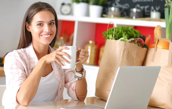 Uśmiechnięta kobieta zakupy online za pomocą tabletu i karty kredytowej w kuchni. Uśmiechnięta kobieta — Zdjęcie stockowe