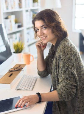 Evde tablet bilgisayar kullanan genç bir kadın ya da öğrenci