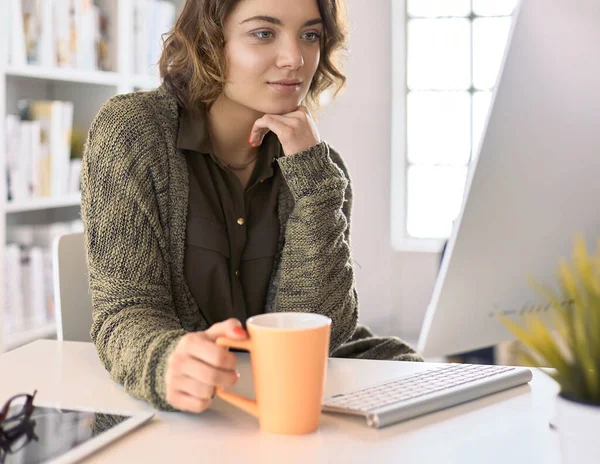 Estudante estudando e aprendendo online com um laptop em uma mesa em casa — Fotografia de Stock