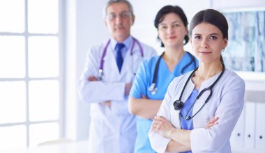 Hastane Kaza ve Acil Servis 'te duran bir grup doktor ve hemşire