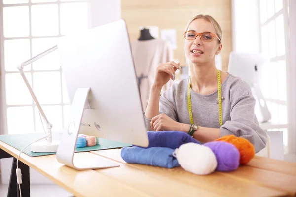 Diseñador de moda usando tableta en el estudio — Foto de Stock