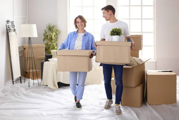 Ein Mädchen und ein Mann halten Schachteln, um die Hände zu bewegen und in die Schachtel zu schauen — Stockfoto