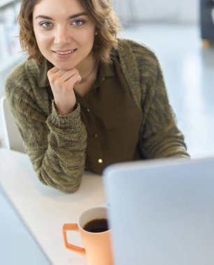 Evde tablet bilgisayar kullanan genç bir kadın ya da öğrenci