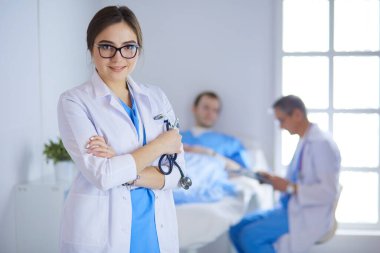 Kadın doktor hastanede steteskopla dikiliyor.