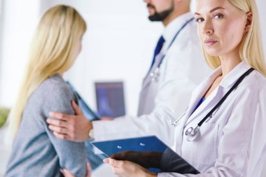 Yakışıklı erkek doktor, muayenehanesinde kısırlık konusunda bir çifte danışmanlık yapıyor.