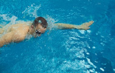 Yüzme havuzunda erkek yüzücü. Su altı fotoğrafı. Erkek yüzücü.