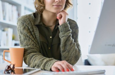 Çevrimiçi eğitim hizmetini kullanan güzel, gülümseyen kız öğrenci