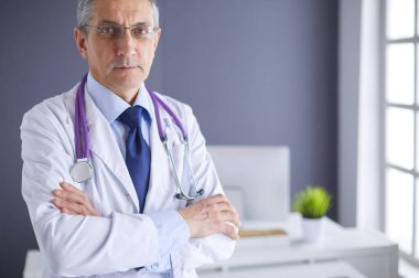 Parlak ofisinde gülümseyen bir doktorun portresi.