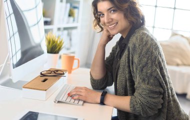 Evde tablet bilgisayar kullanan genç bir kadın ya da öğrenci