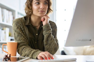 Çevrimiçi eğitim hizmetini kullanan güzel, gülümseyen kız öğrenci