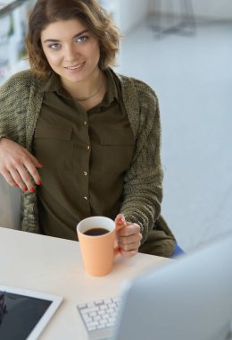 Çevrimiçi eğitim hizmetini kullanan güzel, gülümseyen kız öğrenci