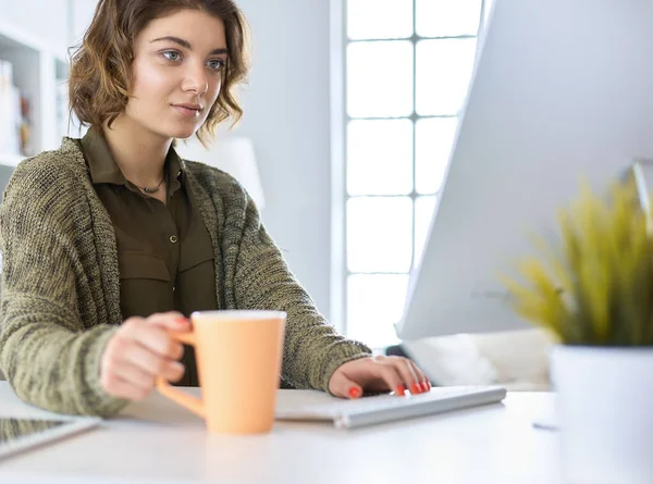 Estudante estudando e aprendendo online com um laptop em uma mesa em casa — Fotografia de Stock