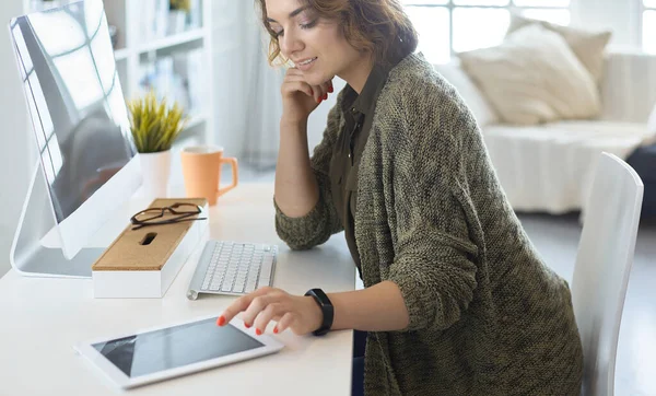 Mujer joven o estudiante usando tableta en casa —  Fotos de Stock