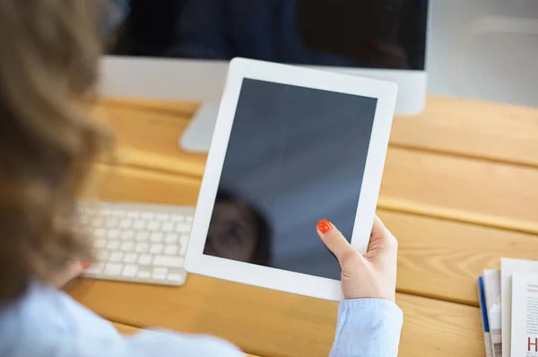 Mulher feliz trabalhando usando vários dispositivos em uma mesa em casa — Fotografia de Stock