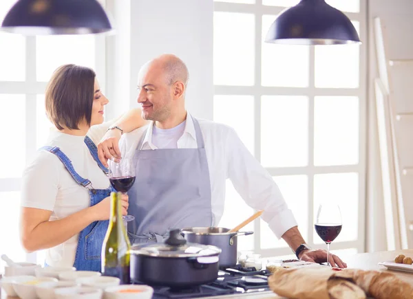 Casal cozinhar juntos na cozinha em casa — Fotografia de Stock