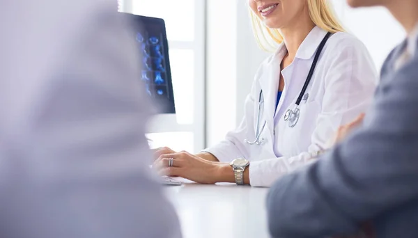 Doktorka ukazuje pacientce rentgen hrudníku — Stock fotografie