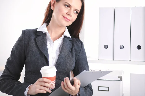 Portrait de femme d'affaires debout avec les bras croisés dans le bureau. — Photo