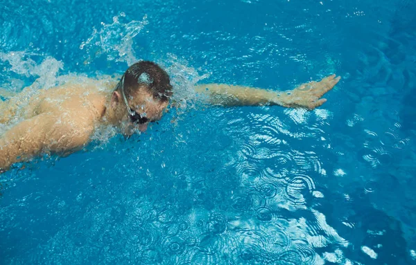 Nadador masculino en la piscina. Foto submarina. Nadador masculino . —  Fotos de Stock