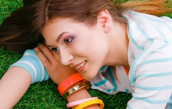 Young woman sitting on green grass . Portreit young woman — Stock Photo, Image