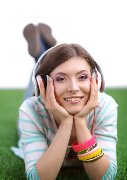 Jonge vrouw die naar de muziek luistert. Jonge vrouw — Stockfoto