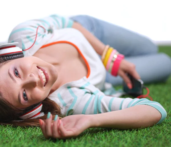 Mujer joven escuchando la música. Mujer joven —  Fotos de Stock